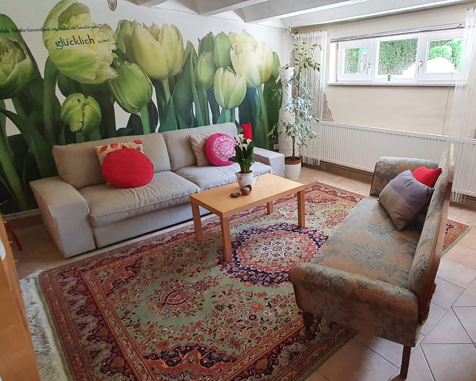 Innenraum der Praxis mit Sofas und Tisch